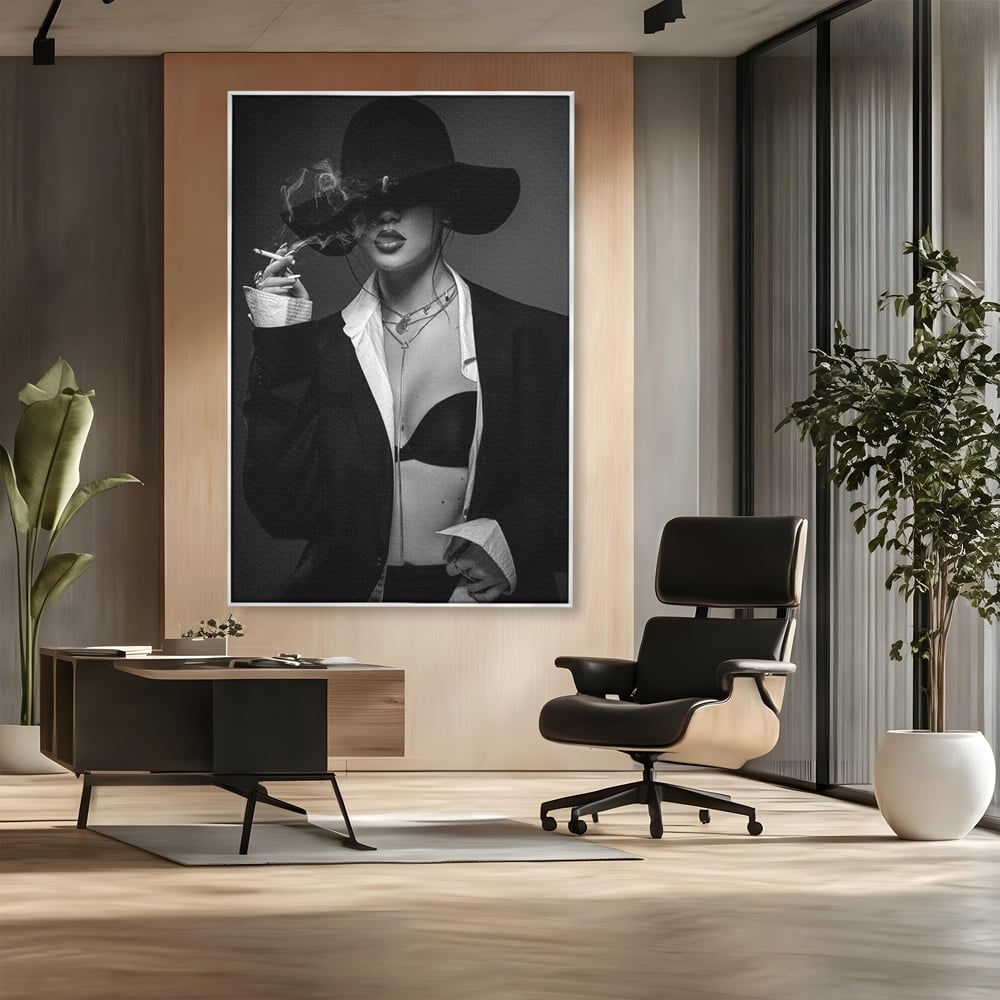 Tablou canvas cu tablou canvas cu femeie fumand sub palarie, in rama de aluminiu argintiu, pe perete intr-un birou